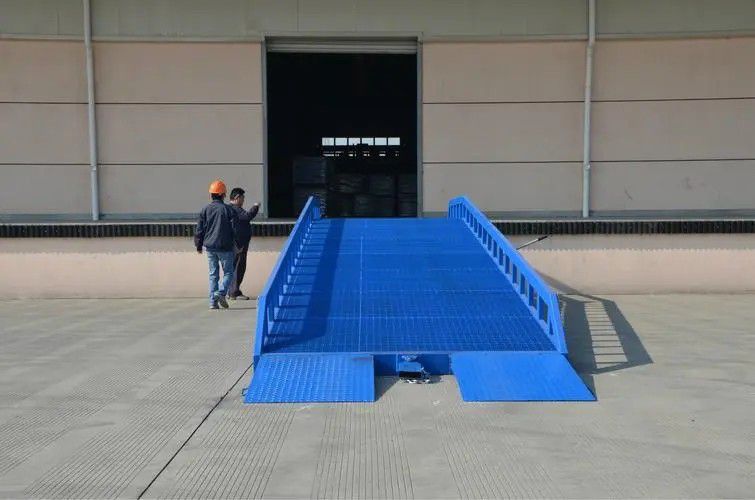 吉尔移动式液压登车桥